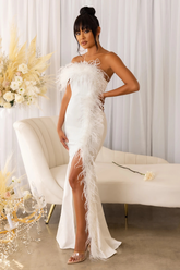 Robe longue asymétrique à détails de plumes